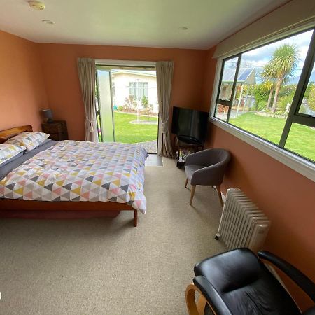 Cosy, Central Greytown Sleepout ภายนอก รูปภาพ