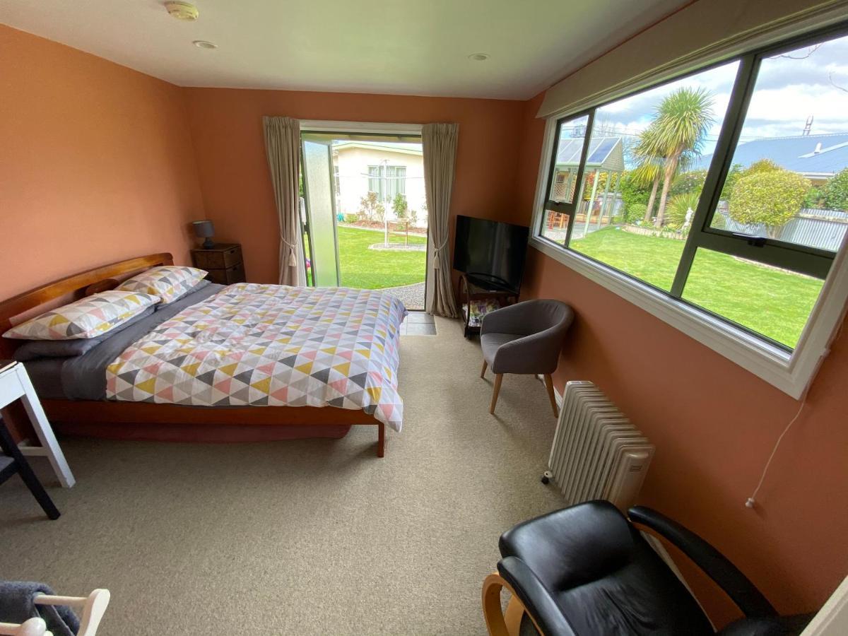 Cosy, Central Greytown Sleepout ภายนอก รูปภาพ
